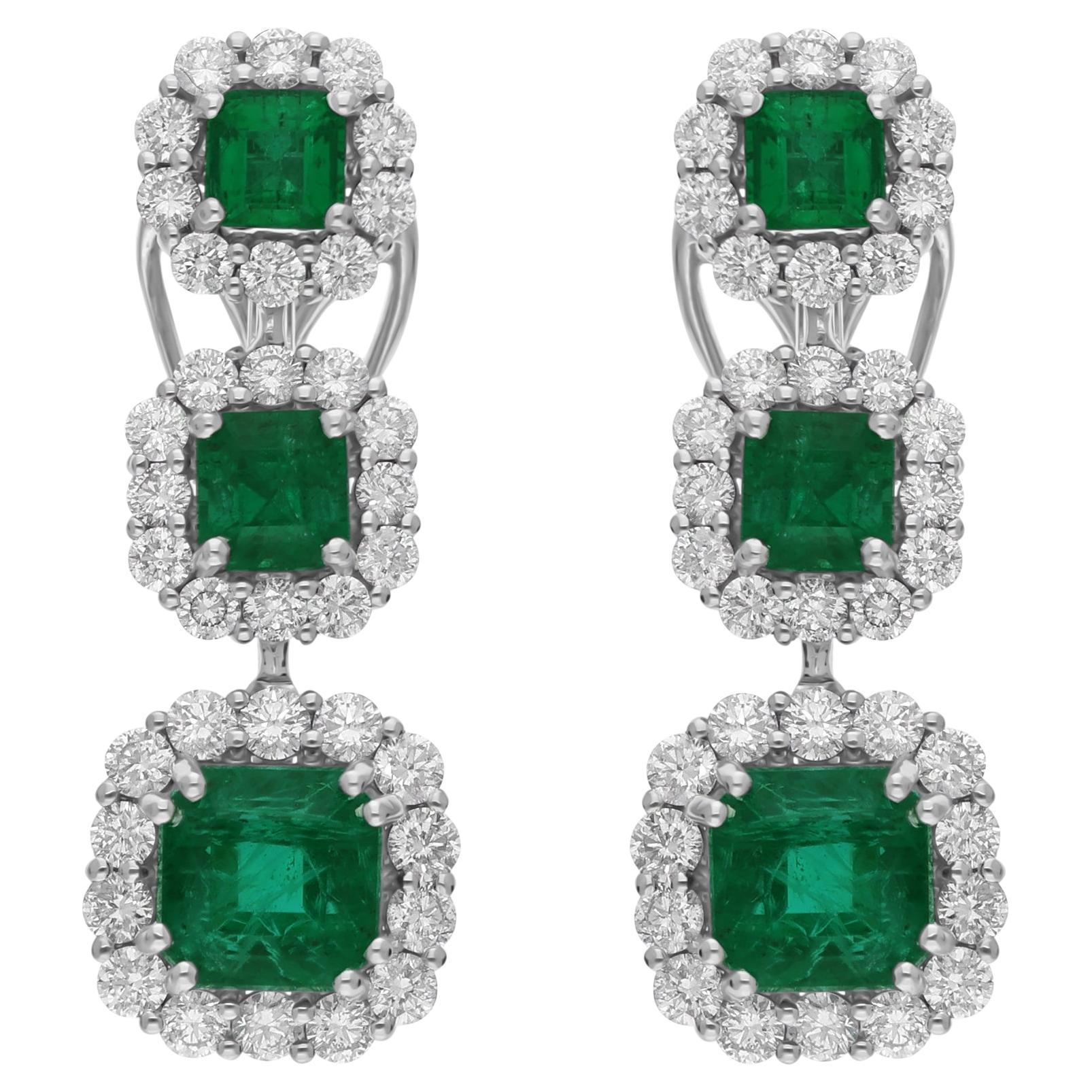 Boucles d
oreilles en or blanc 18 carats avec émeraude de Zambie de 4,71 carats et diamants de 2,12 carats SI/H