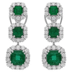 Boucles d
oreilles en or blanc 18 carats avec émeraude de Zambie de 4,71 carats et diamants de 2,12 carats SI/H