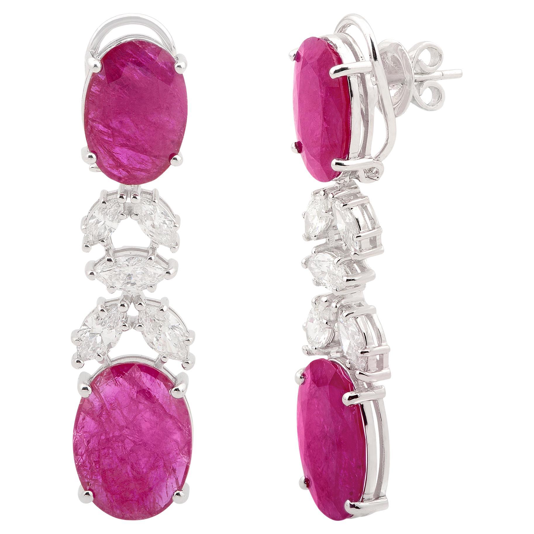 Pendants d
oreilles en or blanc 18 carats avec rubis de forme ovale et diamants marquises de 17,75 carats