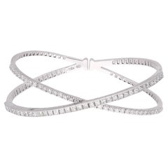 Pulsera brazalete cruzada de diamantes talla princesa SI/H de 2,70 quilates y oro blanco de 18 quilates