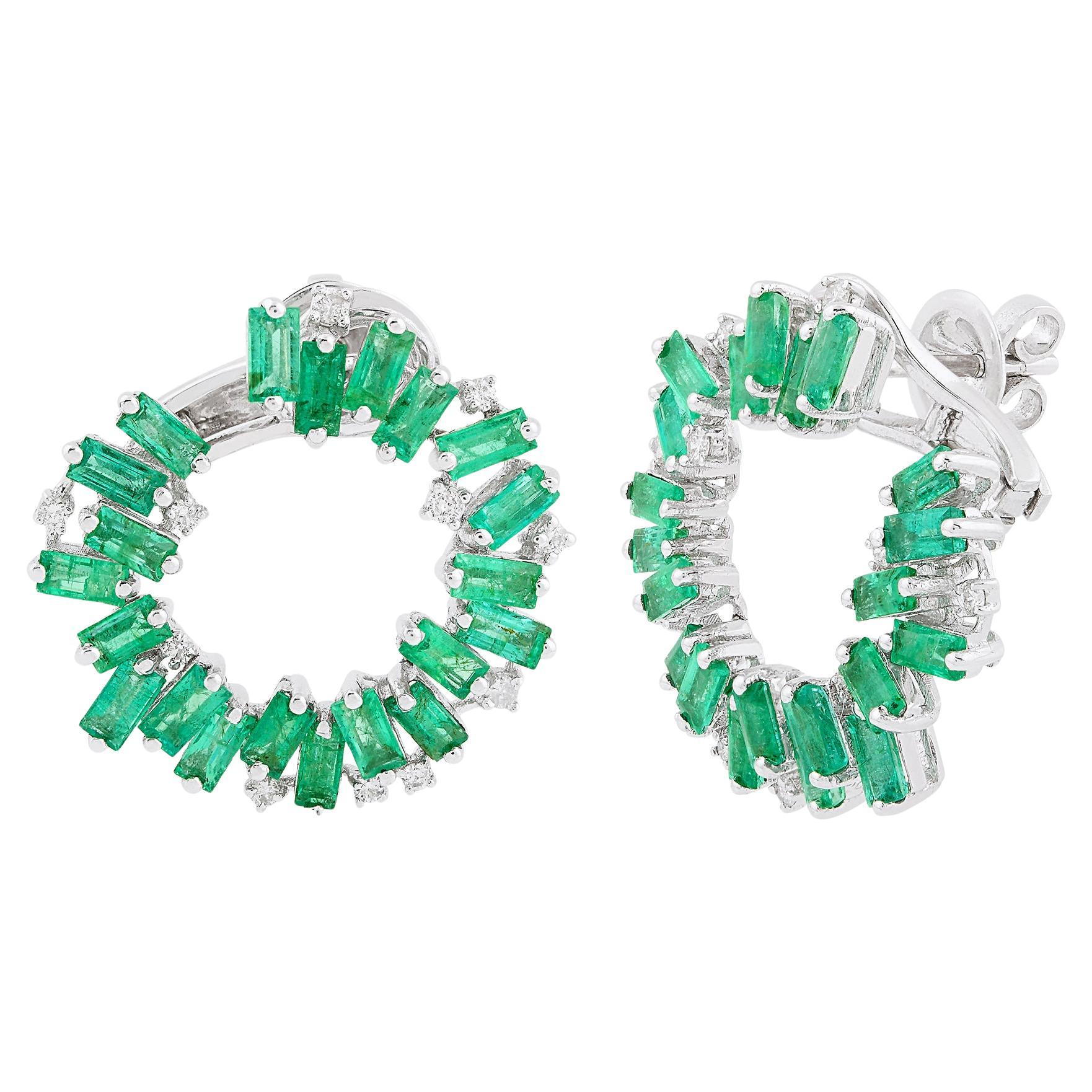 Orecchini a cerchio con smeraldo baguette da 5 carati e diamante da 0,30 carati in oro bianco 18 carati