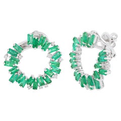 Orecchini a cerchio con smeraldo baguette da 5 carati e diamante da 0,30 carati in oro bianco 18 carati