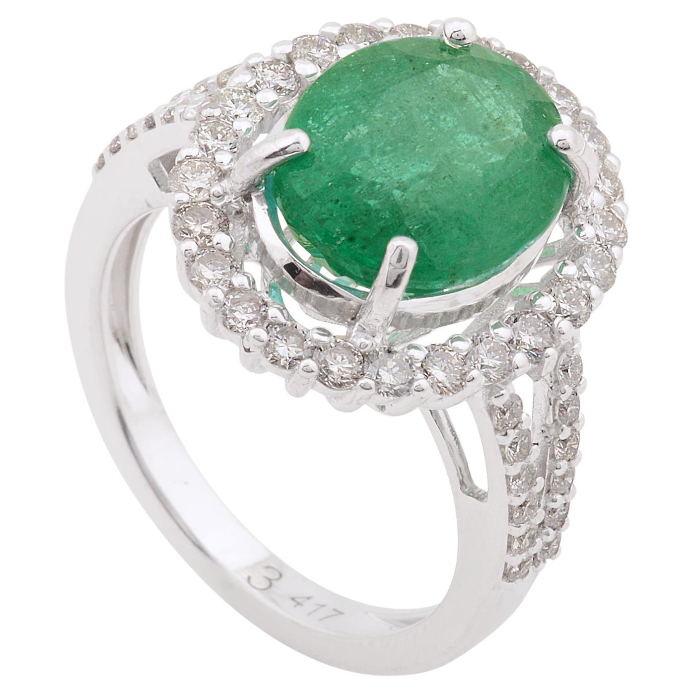 Ovaler Smaragd-Edelstein-Cocktailring aus 10 Karat Weißgold mit Diamanten