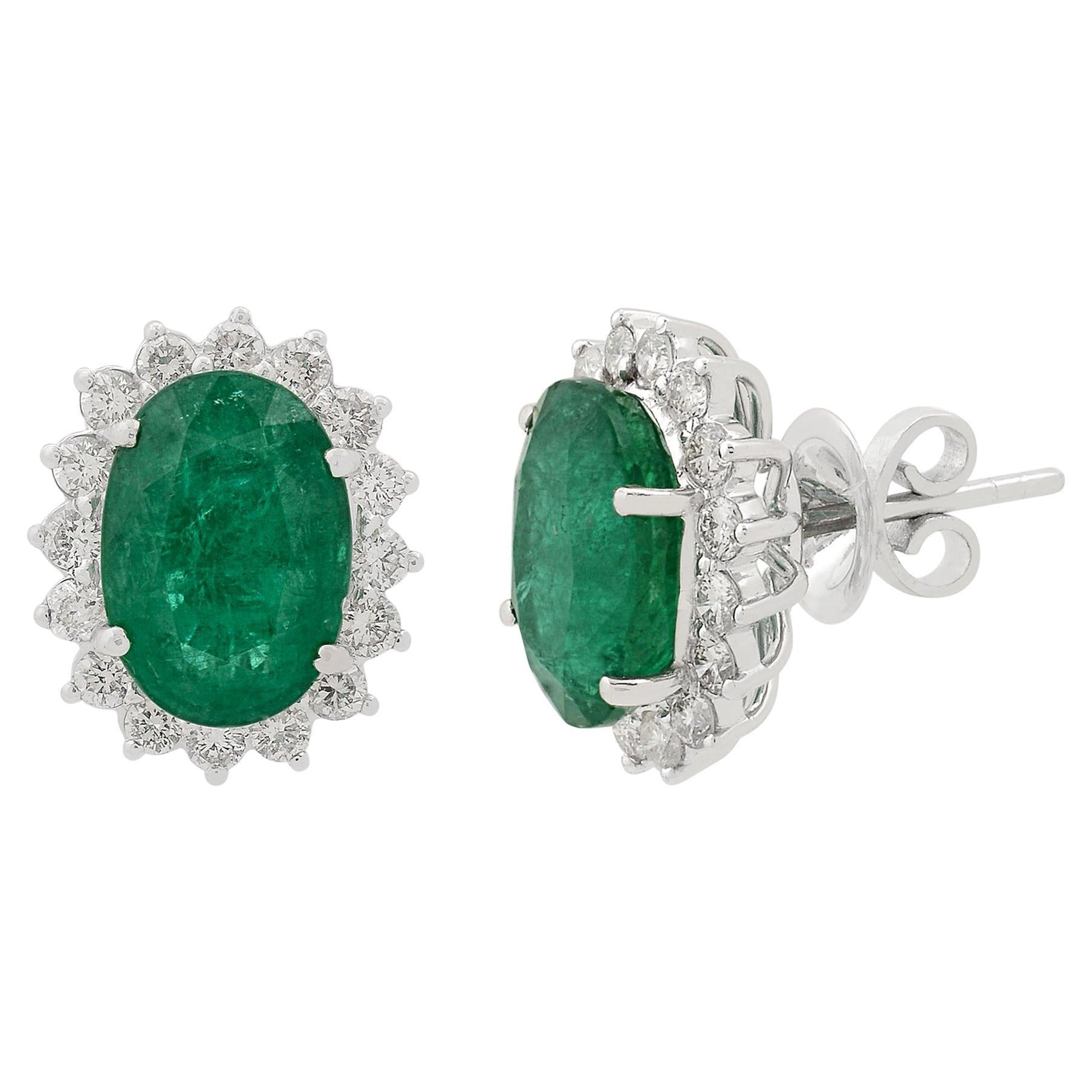 Oval geschnittener Smaragd Mai Geburtsstein Halo Diamant Ohrstecker 18 Karat Weißgold