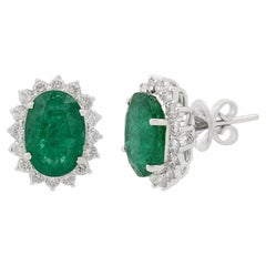 Oval geschnittener Smaragd Mai Geburtsstein Halo Diamant Ohrstecker 18 Karat Weißgold