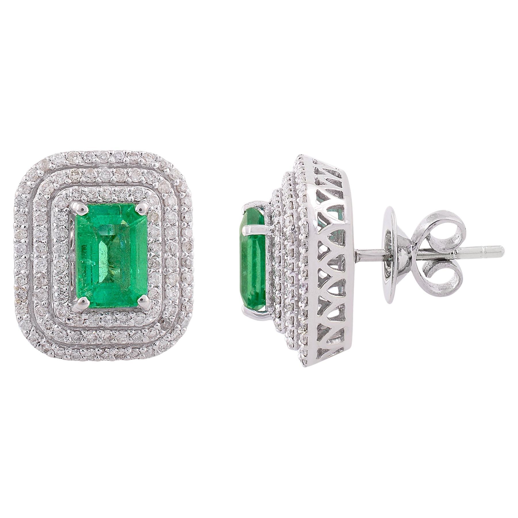Orecchini a perno in oro bianco massiccio 18 carati con smeraldo naturale, doppio alone e pavé di diamanti
