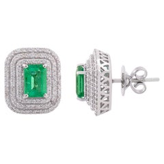 Orecchini a perno in oro bianco massiccio 18 carati con smeraldo naturale, doppio alone e pavé di diamanti
