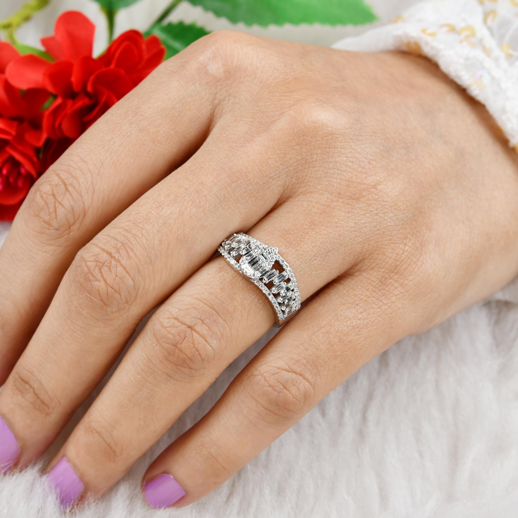 Im Angebot: Echter 0,73 Ct SI Reinheit HI Farbe Baguette Runder Diamantring 18 Karat Weißgold () 4