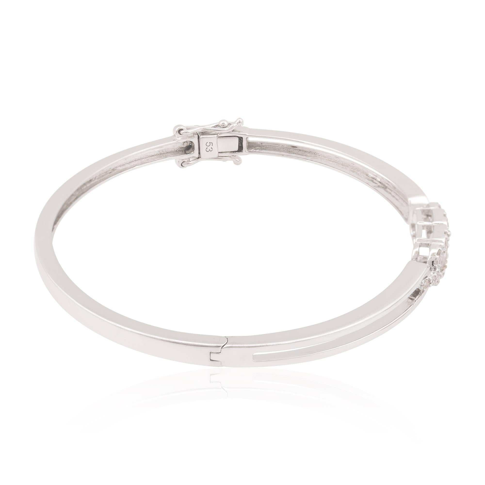 Esta pulsera de diamantes baguette es el accesorio perfecto tanto para ocasiones formales como informales. Eleva sin esfuerzo cualquier atuendo, añadiendo un toque de brillo y refinamiento. Es un símbolo de elegancia y lujo, una pieza que se