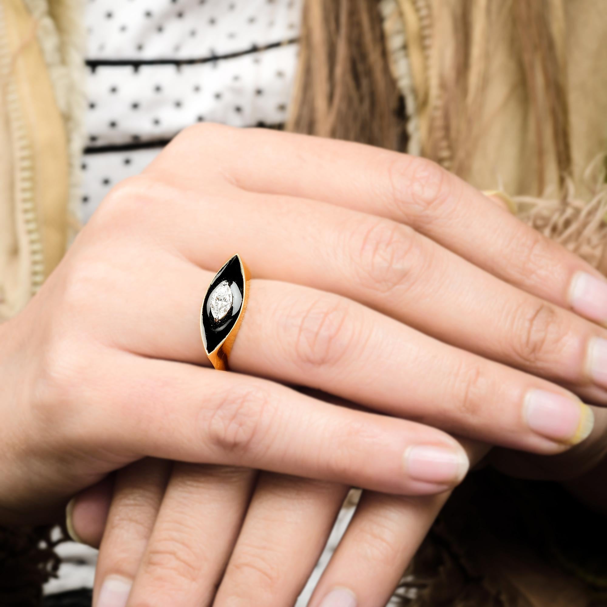 Moderne Bague solitaire Evil Eye en or jaune 18 carats et émail noir avec diamants 0,45 carat en vente