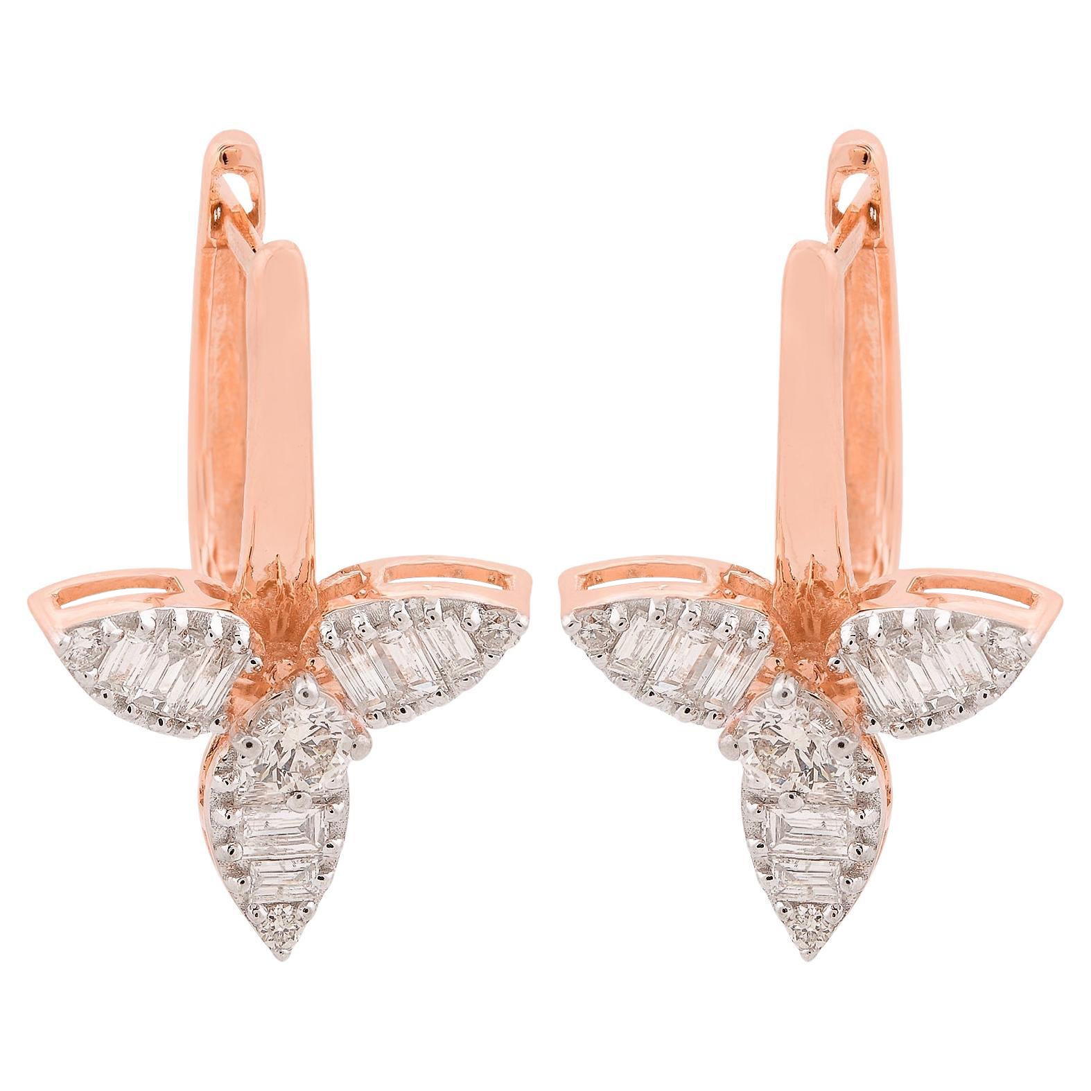 Code d'article :- SEE-11755A
Poids brut :- 4,41 grammes
Or rose massif 18k Poids :- 4,26 grammes
Poids du diamant Nature :- 0,73 carat (DIAMANT DE CLARTÉ MOYENNE SI1-SI2 & COULEUR H-I)
Taille des boucles d'oreilles :- 20 mm environ.

✦