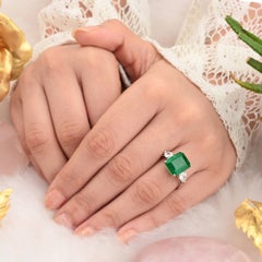 Natural 5.02 Carat Emerald Cocktail Ring 0.80 Carat Diamond 18 Karat White Gold