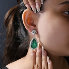 Pendientes de oro con halo de diamantes naturales de 6,90 ct y esmeraldas en forma de pera de 27,38 ct
