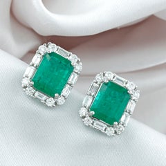 Orecchini con smeraldo dello Zambia e diamanti SI/H in oro bianco 18 carati