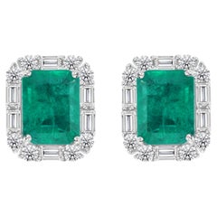Orecchini con smeraldo dello Zambia e diamanti SI/H in oro bianco 18 carati