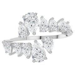 Anillo con diseño floral y un diamante natural en forma de pera de 1,84 quilates, en oro blanco de 18 quilates