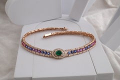Collar gargantilla con esmeraldas de Zambia y varios zafiros, de oro rosa de 18 quilates