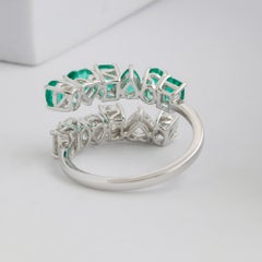 Bague enveloppante en or blanc 18 carats, sertie d'une émeraude de Zambie et d'un diamant SI/H