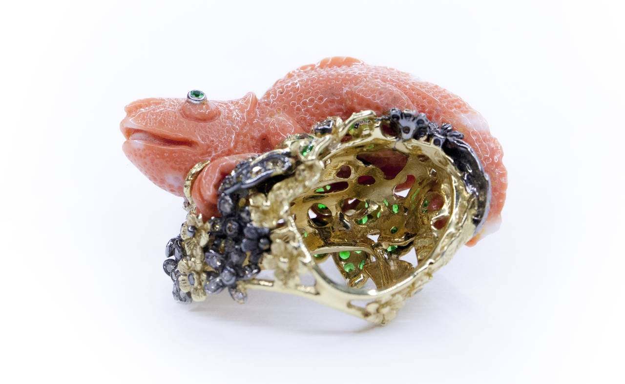 Coral Gemset Gold Chameleon Sculpture Ring In New Condition For Sale In Milan, IT