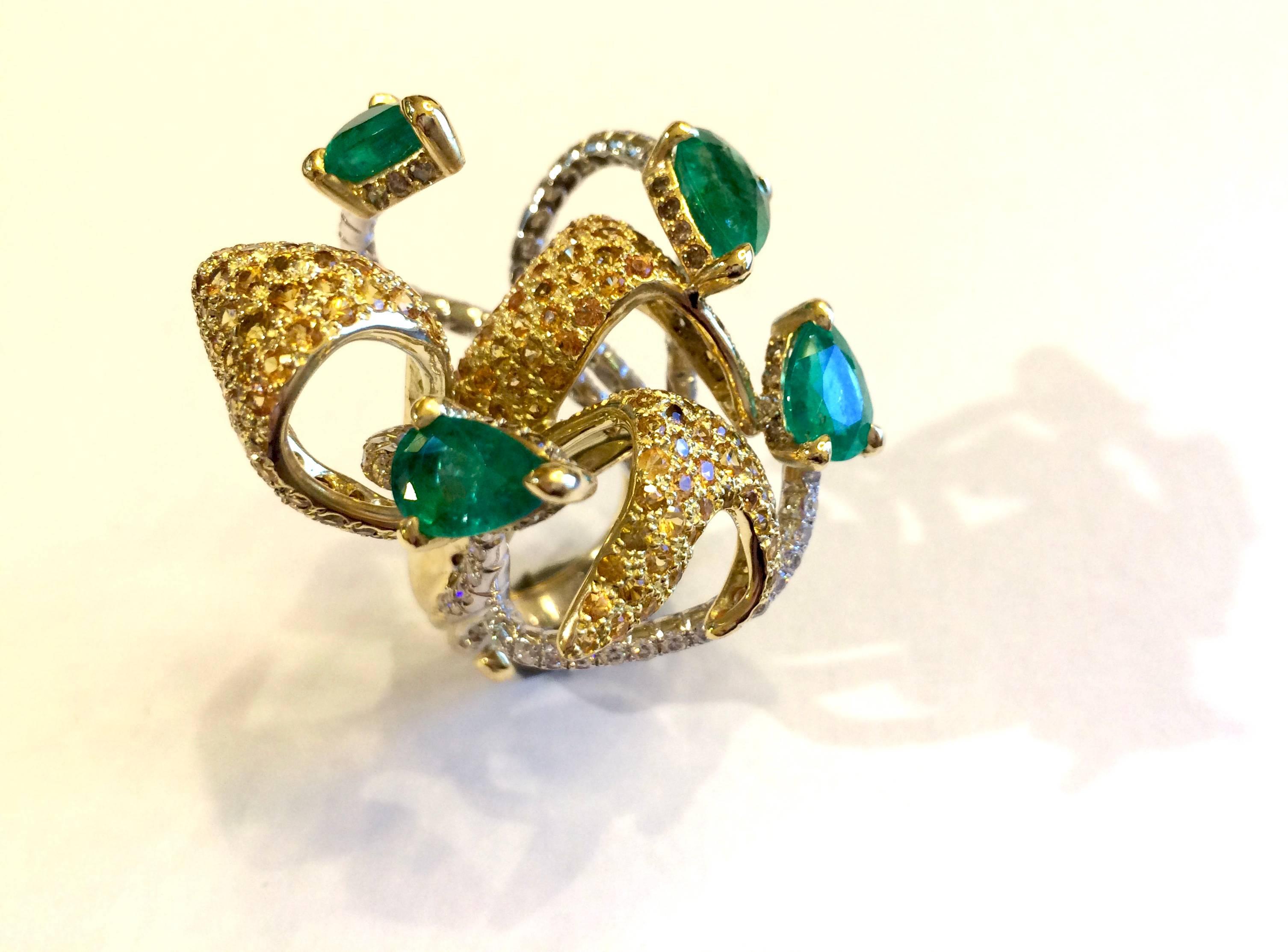 Emerald Diamond Gold Sculpture Ring In New Condition For Sale In Milan, IT