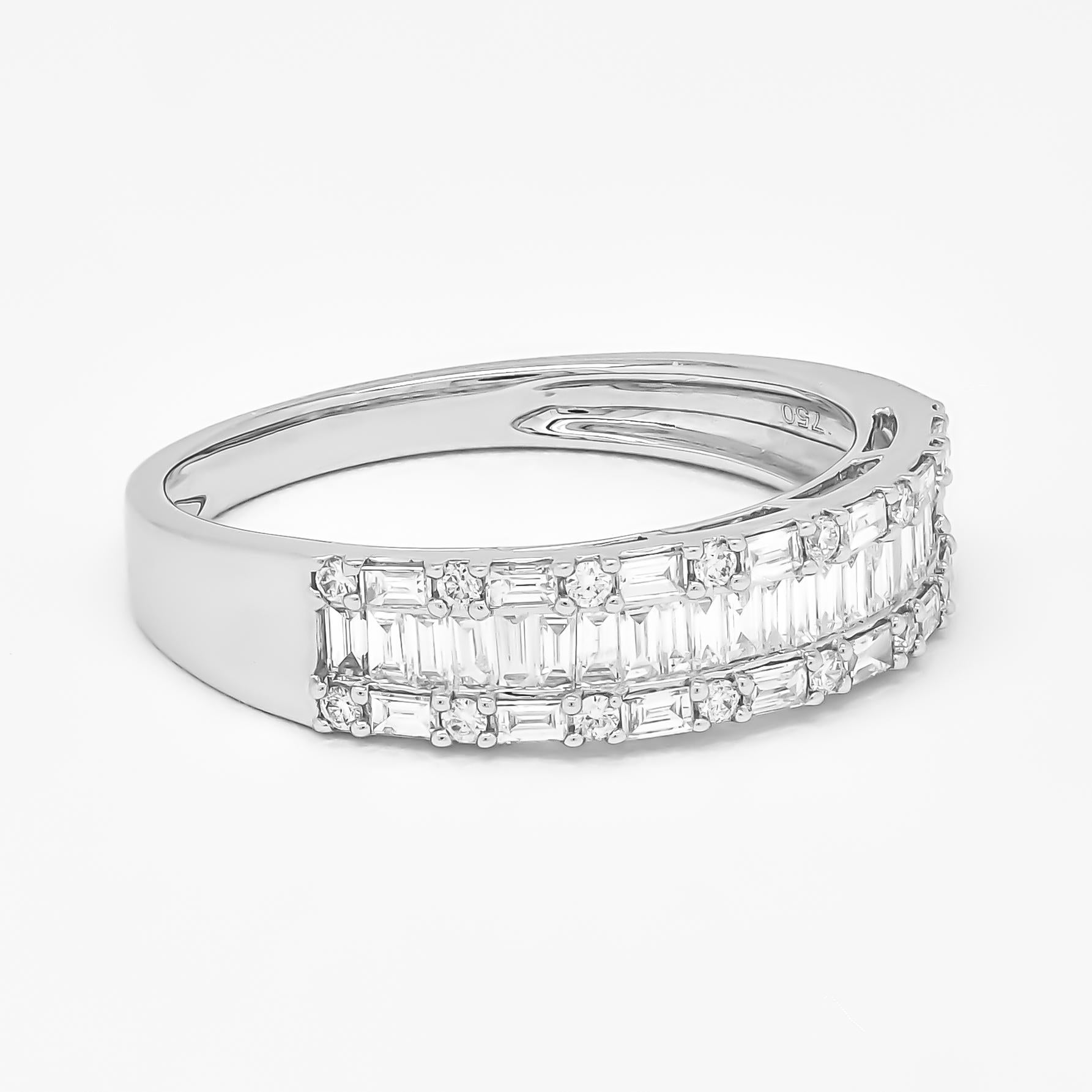 Festeggia il tuo amore con un regalo che brilla come il vostro legame. L'anello con accenti di diamanti naturali in oro 18 carati, taglio brillante rotondo e Baguette, incastonato a canale, è un simbolo del vostro legame, realizzato con maestria per