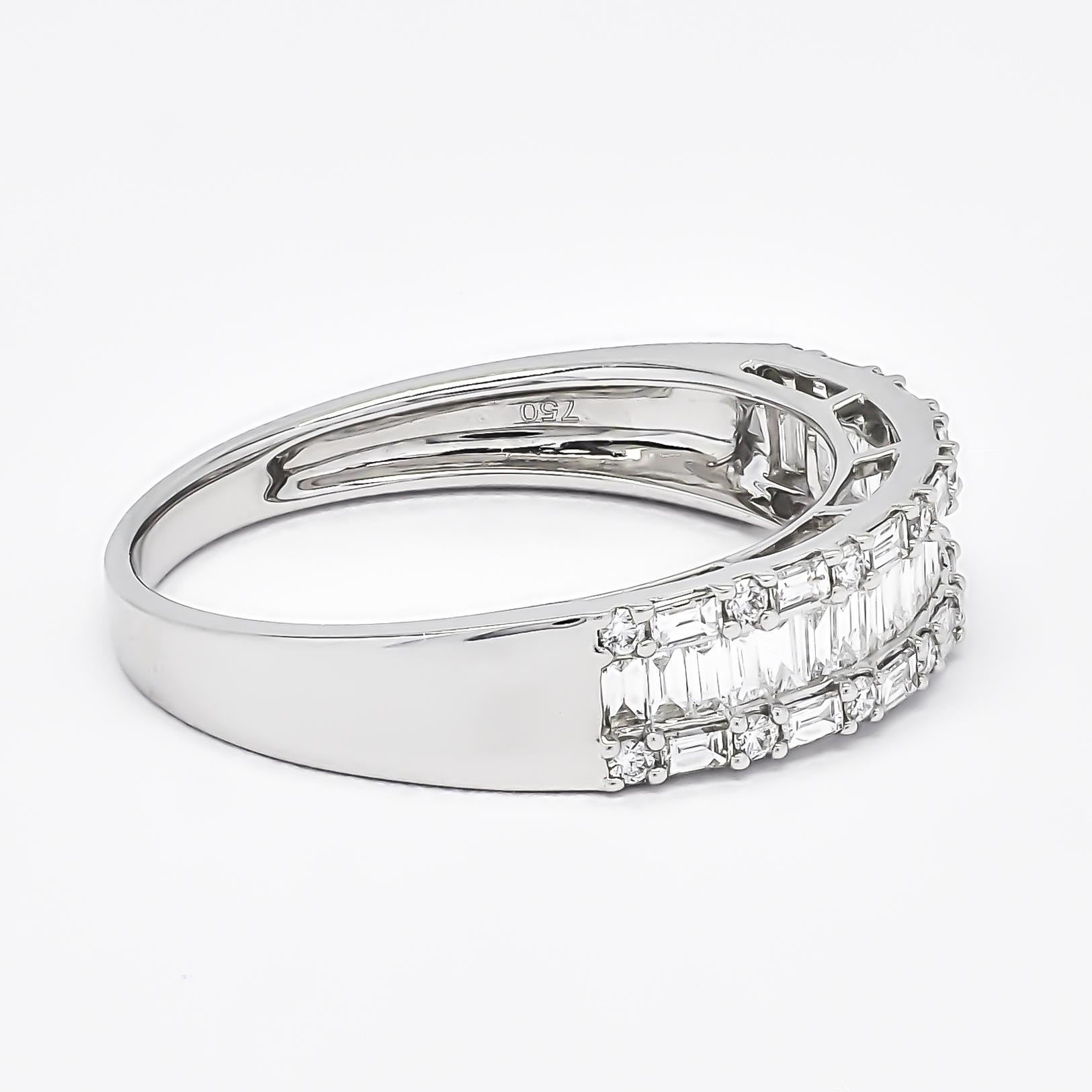 Moderno Anello a mezza eternità con diamante naturale da 0,70 carati in oro bianco da 18 carati in vendita