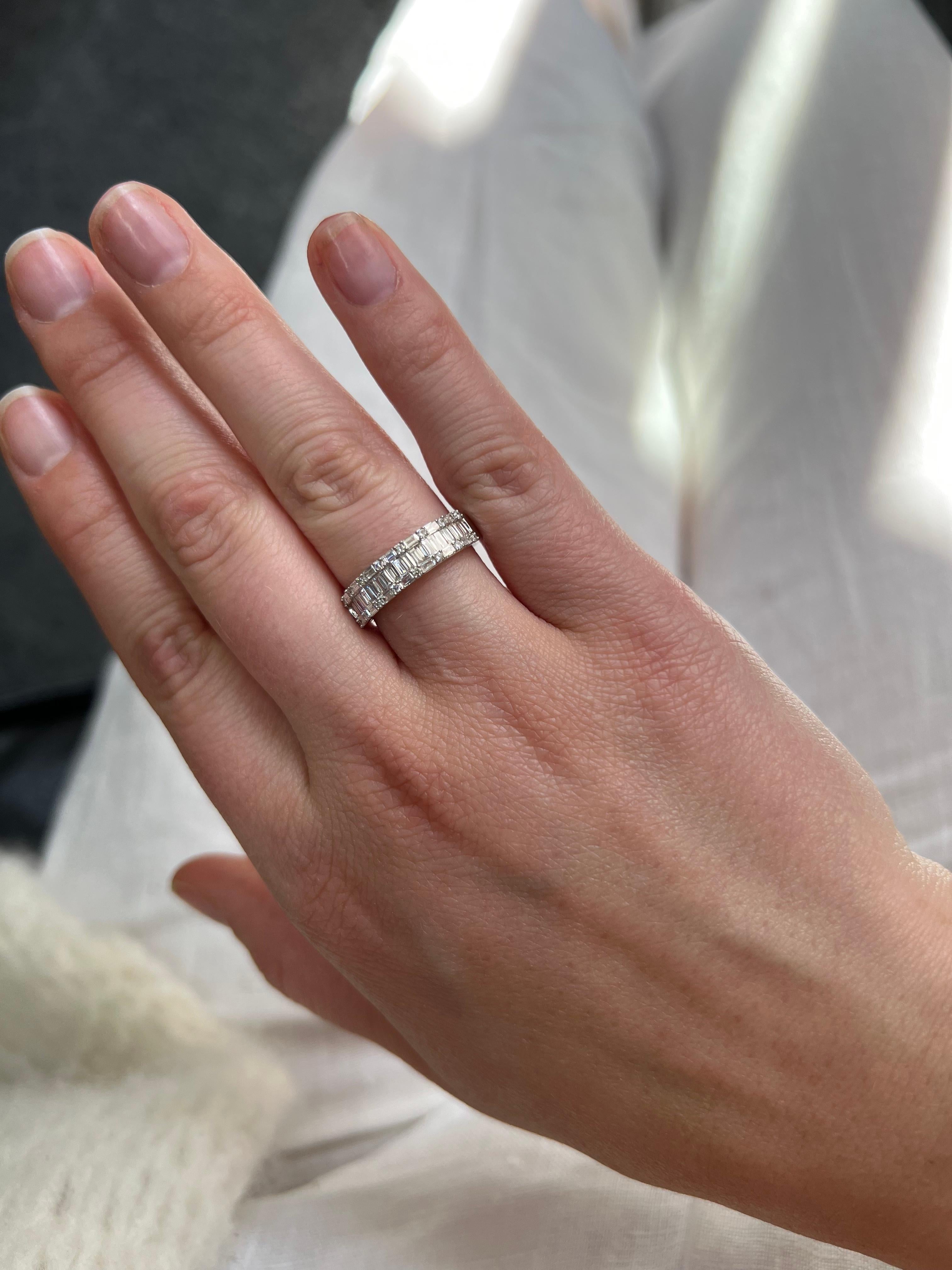Anello a mezza eternità con diamante naturale da 0,70 carati in oro bianco da 18 carati in vendita 4