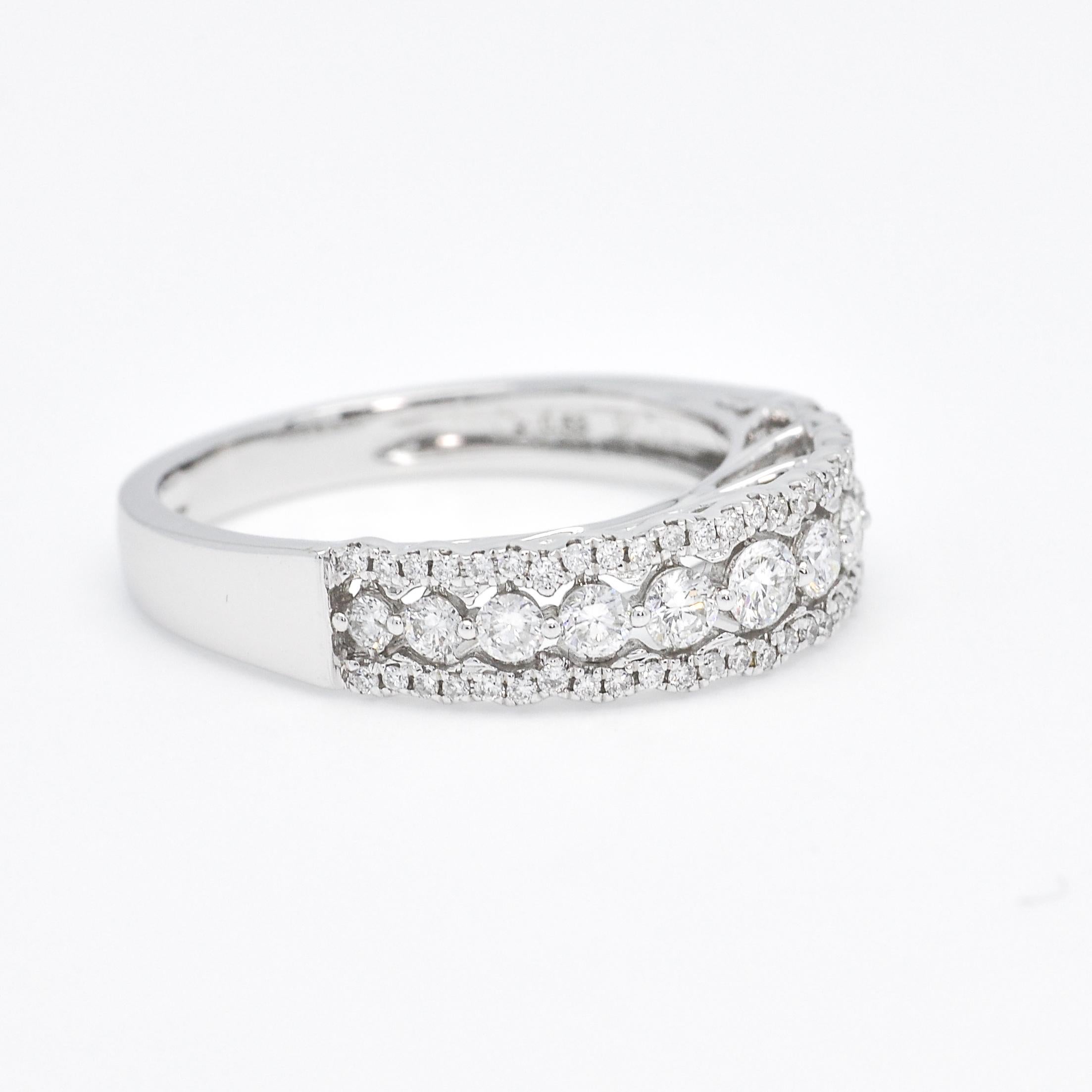 Diamanti naturali 0,56 carati in oro bianco 18KT Anello di diamanti a mezza eternità In condizioni Nuovo in vendita a Antwerpen, BE