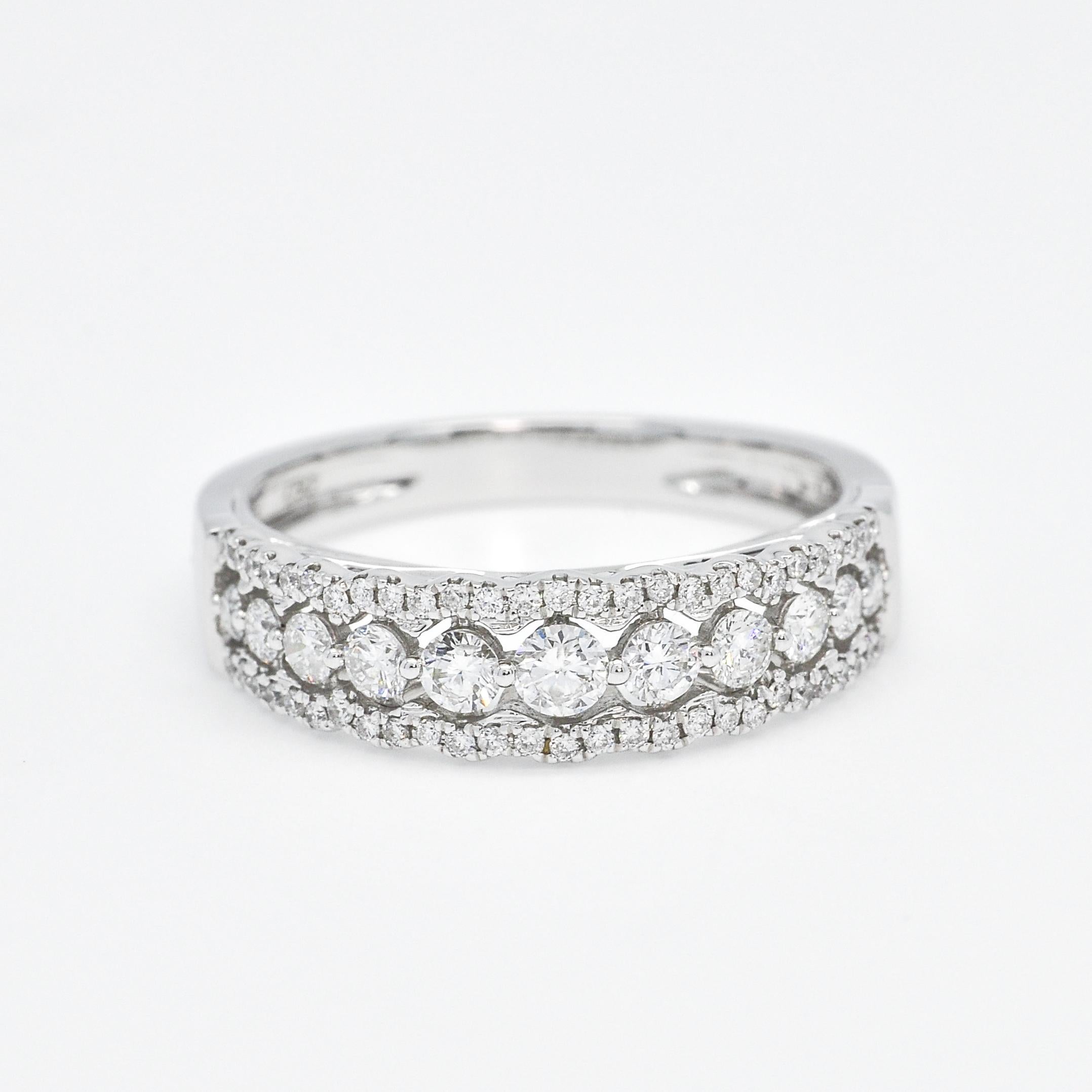 Taglio rotondo Diamanti naturali 0,56 carati in oro bianco 18KT Anello di diamanti a mezza eternità in vendita
