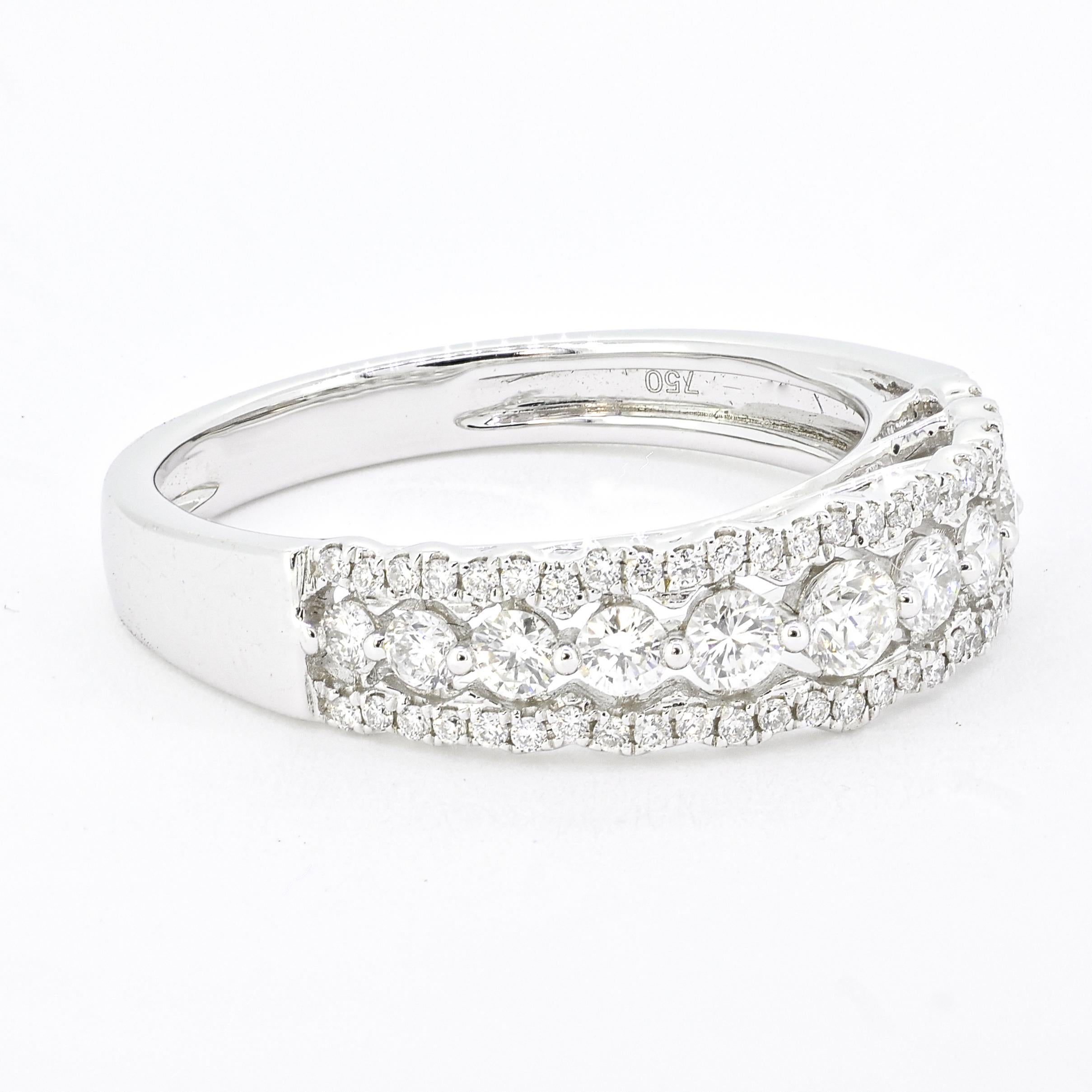 Espressione senza tempo di un'eleganza raffinata, questa fascia a tre file di diamanti è realizzata meticolosamente in oro bianco 18 carati e offre un brillante equilibrio di raffinatezza e scintillio. Al centro, un'impressionante fila di diamanti