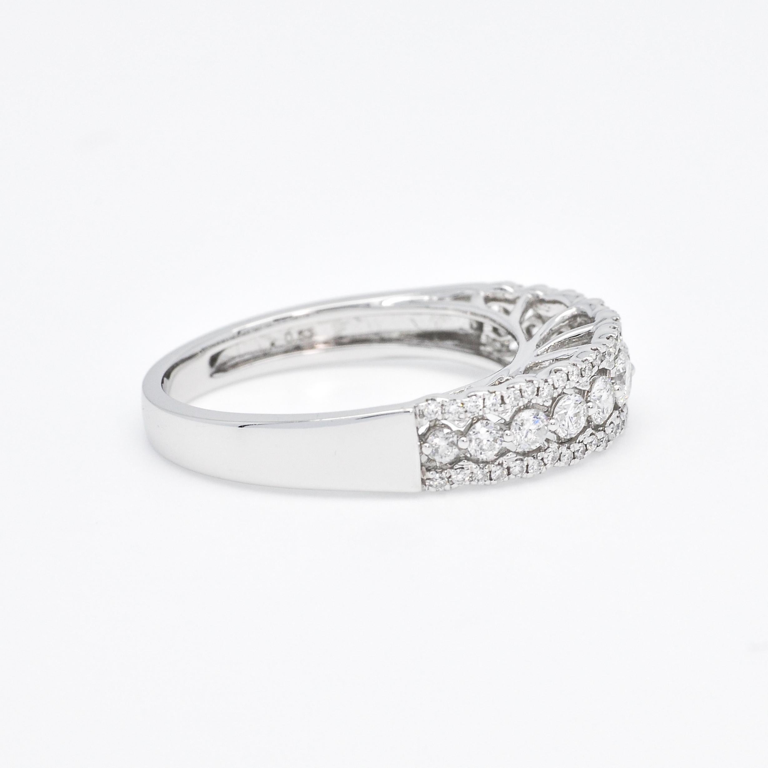 Diamanti naturali 0,56 carati in oro bianco 18KT Anello di diamanti a mezza eternità in vendita 1