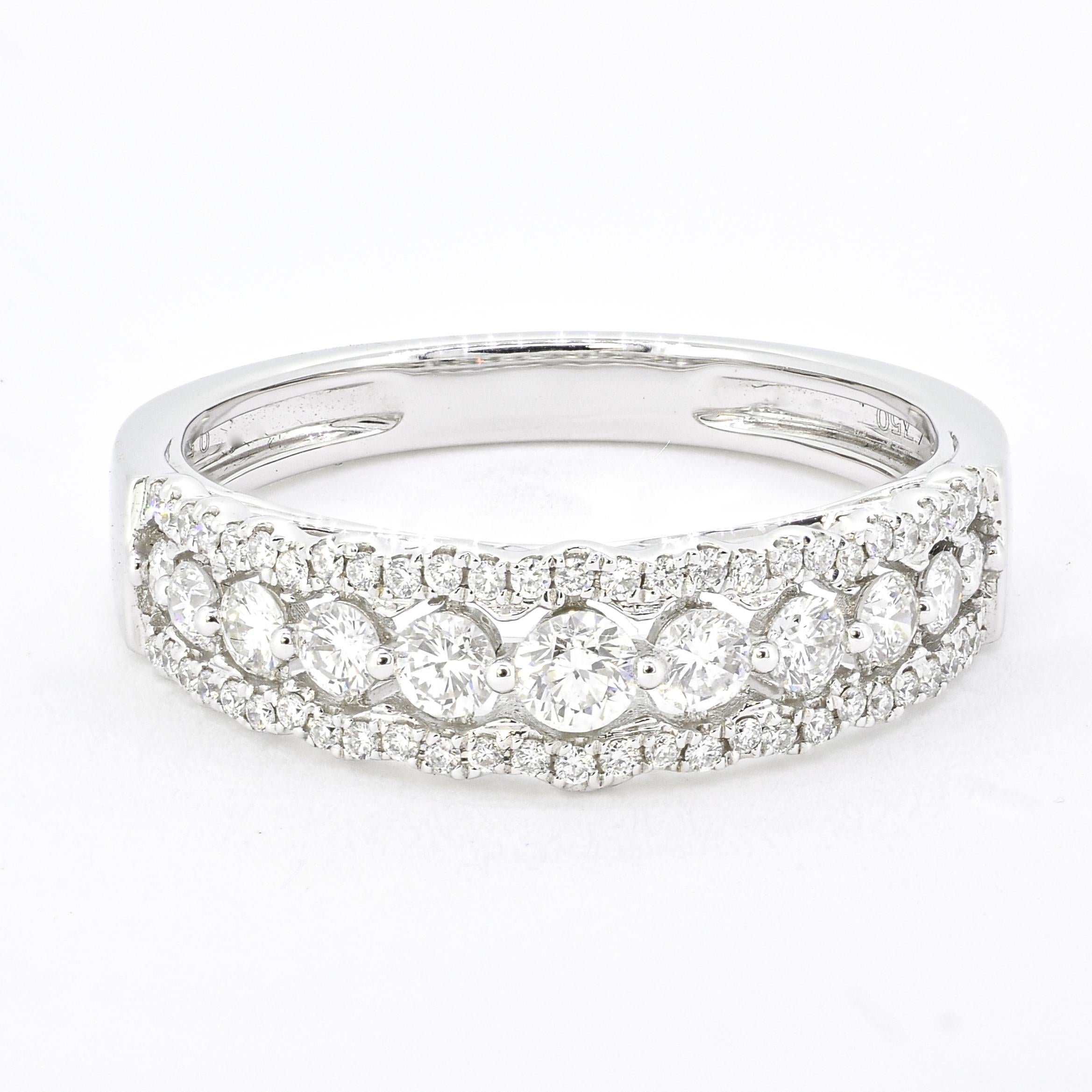 Diamanti naturali 0,56 carati in oro bianco 18KT Anello di diamanti a mezza eternità in vendita 2