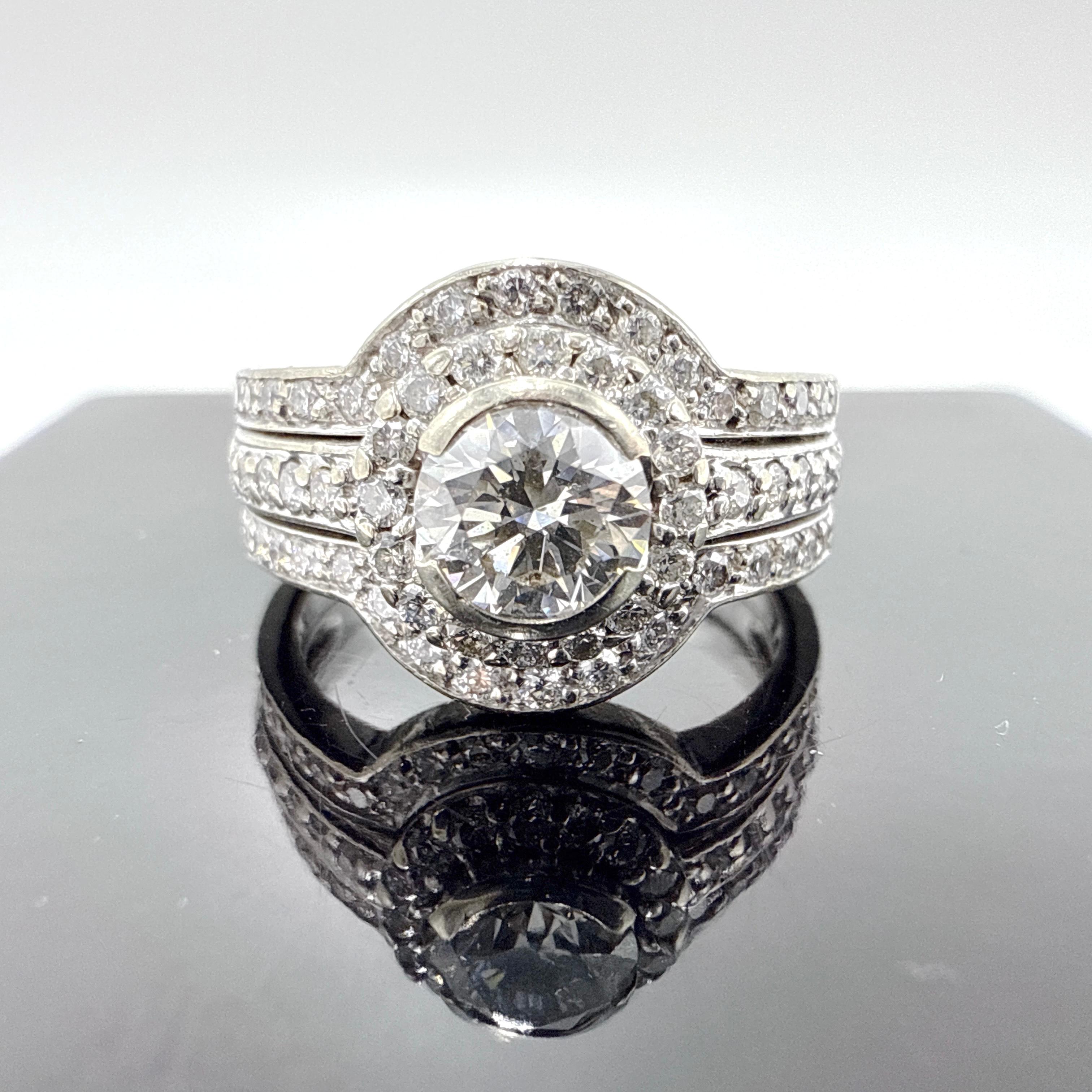 Questa elegante parure da sposa a tre anelli è realizzata in oro bianco 14K e comprende un anello di fidanzamento con diamante centrale affiancato da due fedi con diamante. Tutti e tre gli anelli sono stati saldati insieme in modo professionale per