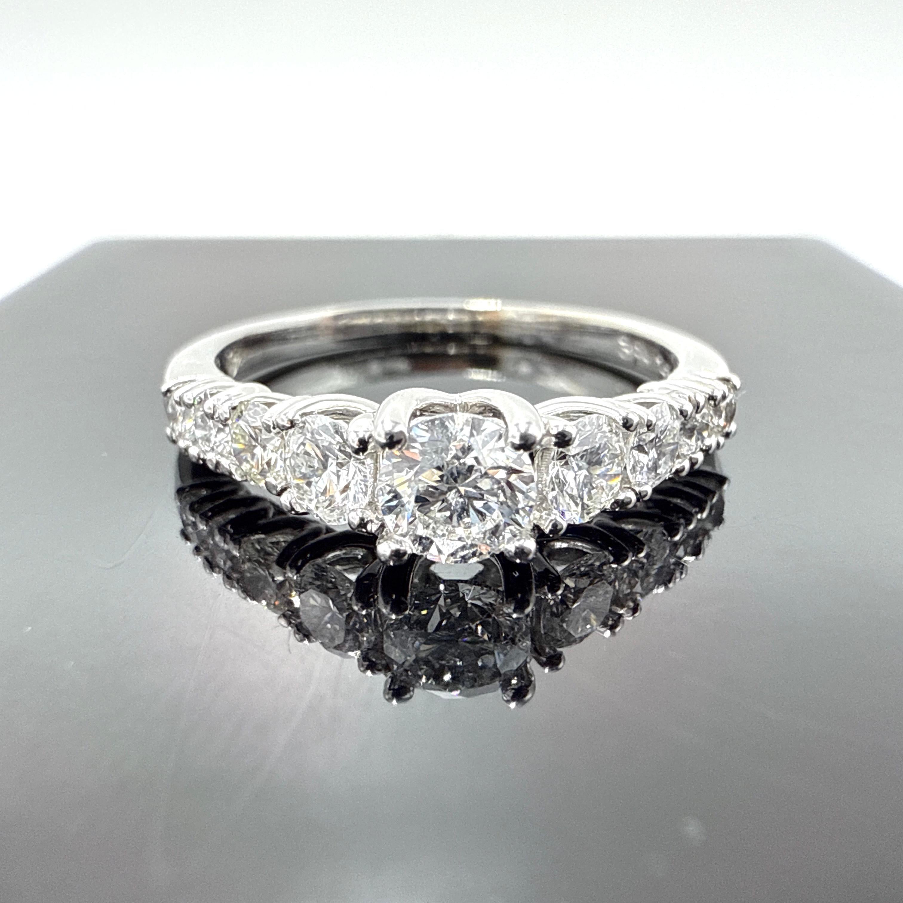 Bague en or blanc 14k à diamant naturel Lucida 1.03TCW Pour femmes en vente