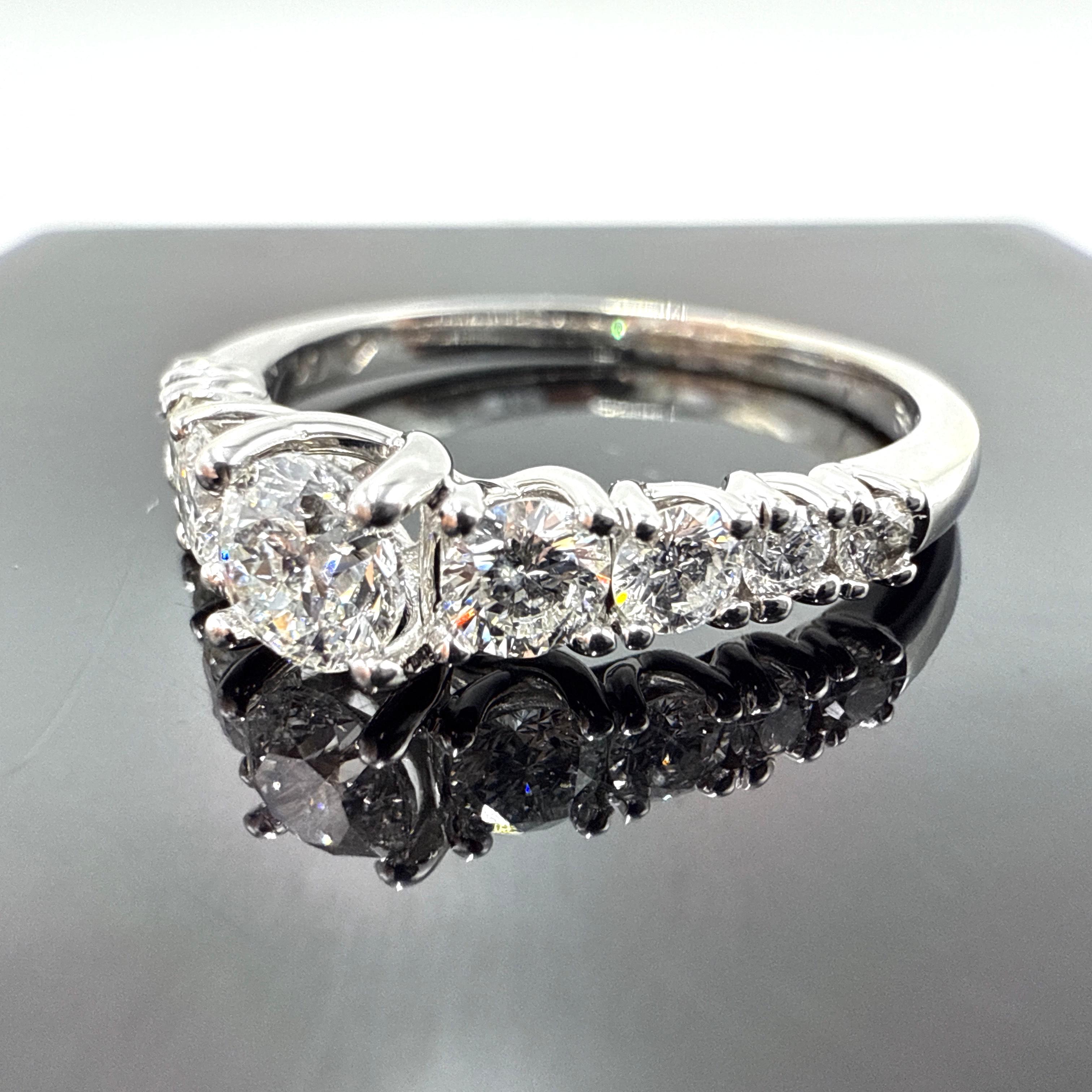 Bague en or blanc 14k à diamant naturel Lucida 1.03TCW en vente 2