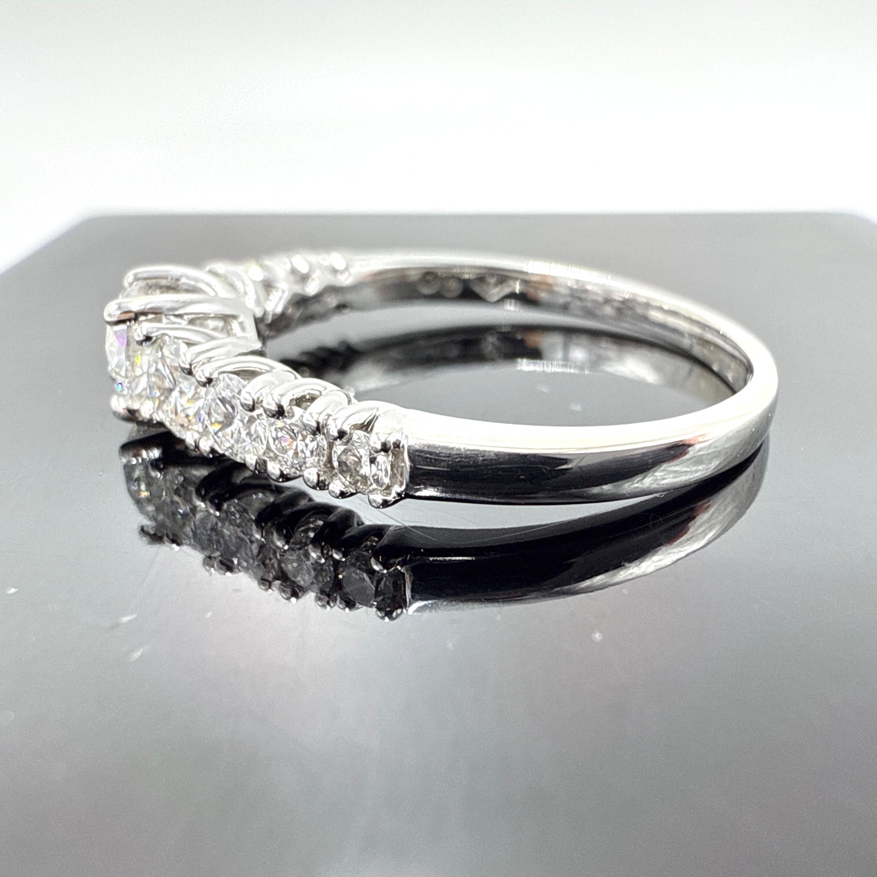 Bague en or blanc 14k à diamant naturel Lucida 1.03TCW en vente 3