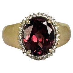 Anillo Entourage oro 14k amatista talla oval 3 quilates rodeada 32 zafiros blancos