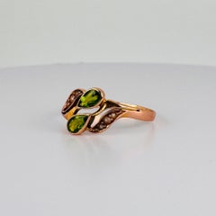 Bague en or rose 18 carats sertie de péridots et de perles, vers 1970, taille UE 17¾