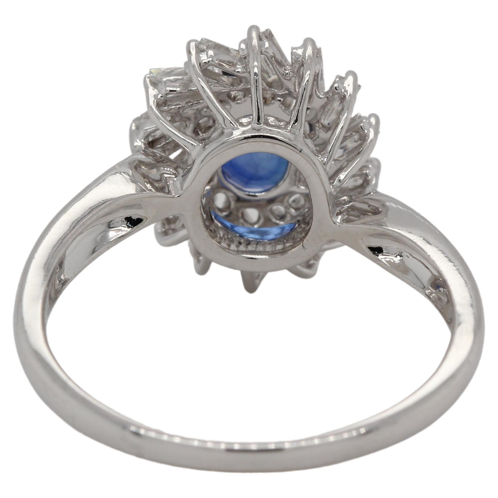 Bague Diffusion en or 18 carats avec saphir bleu et diamants en vente 3