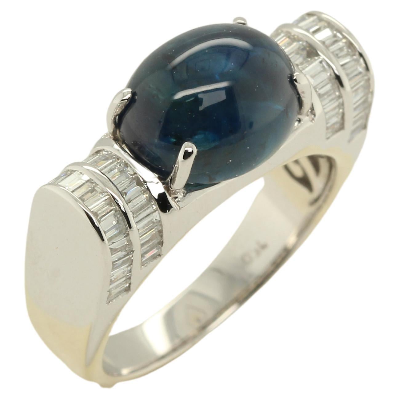 Bague en or 18 carats avec saphir bleu et diamants en vente