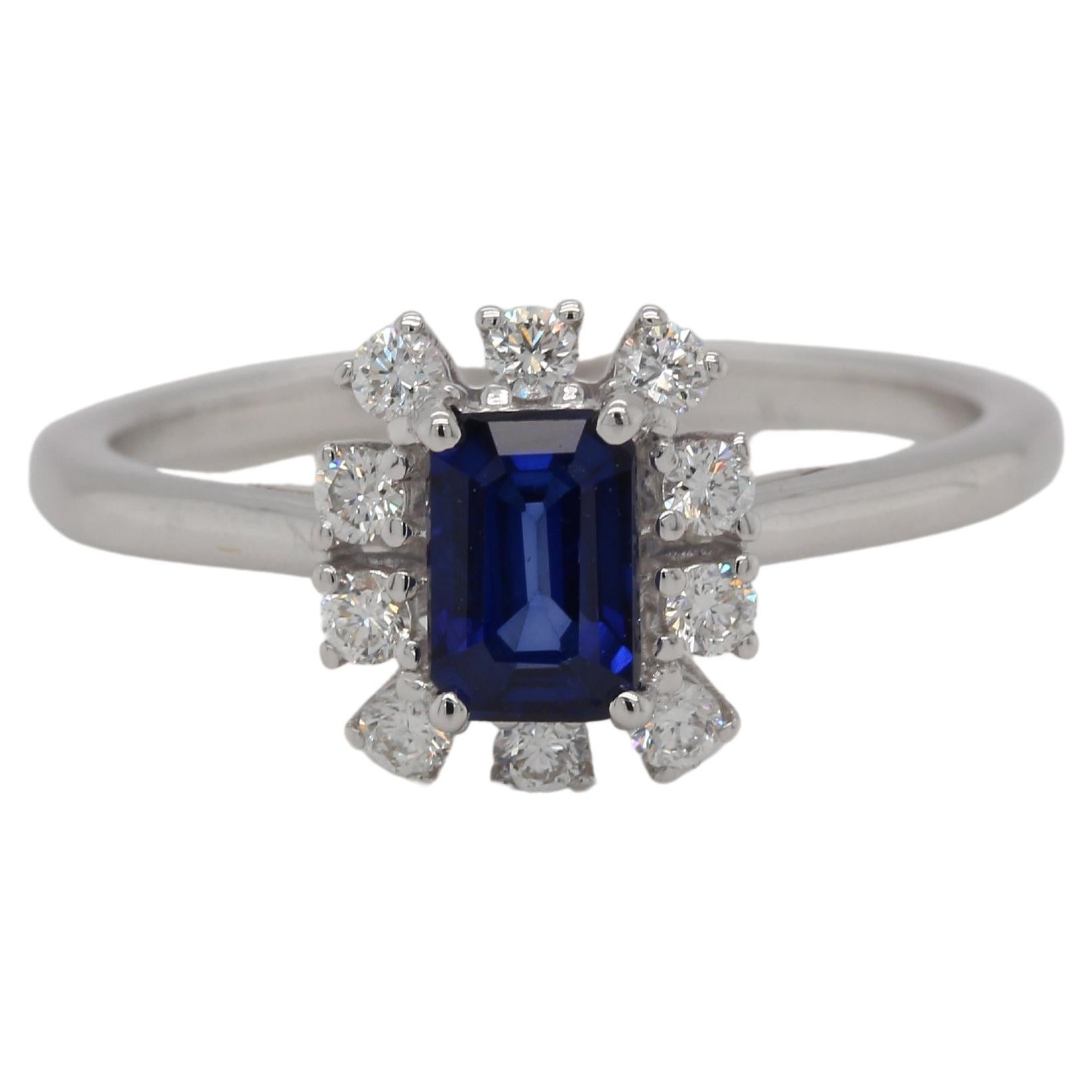 Dieser Ring ist ideal für alle, die mit ihrem Schmuck ein Zeichen setzen wollen. Die Farbe des brillanten diffusionsblauen Saphirsteins sowie die ihn umgebenden Diamantsteine heben ihn hervor. Die antike Fassung dieses Rings ist atemberaubend, vor
