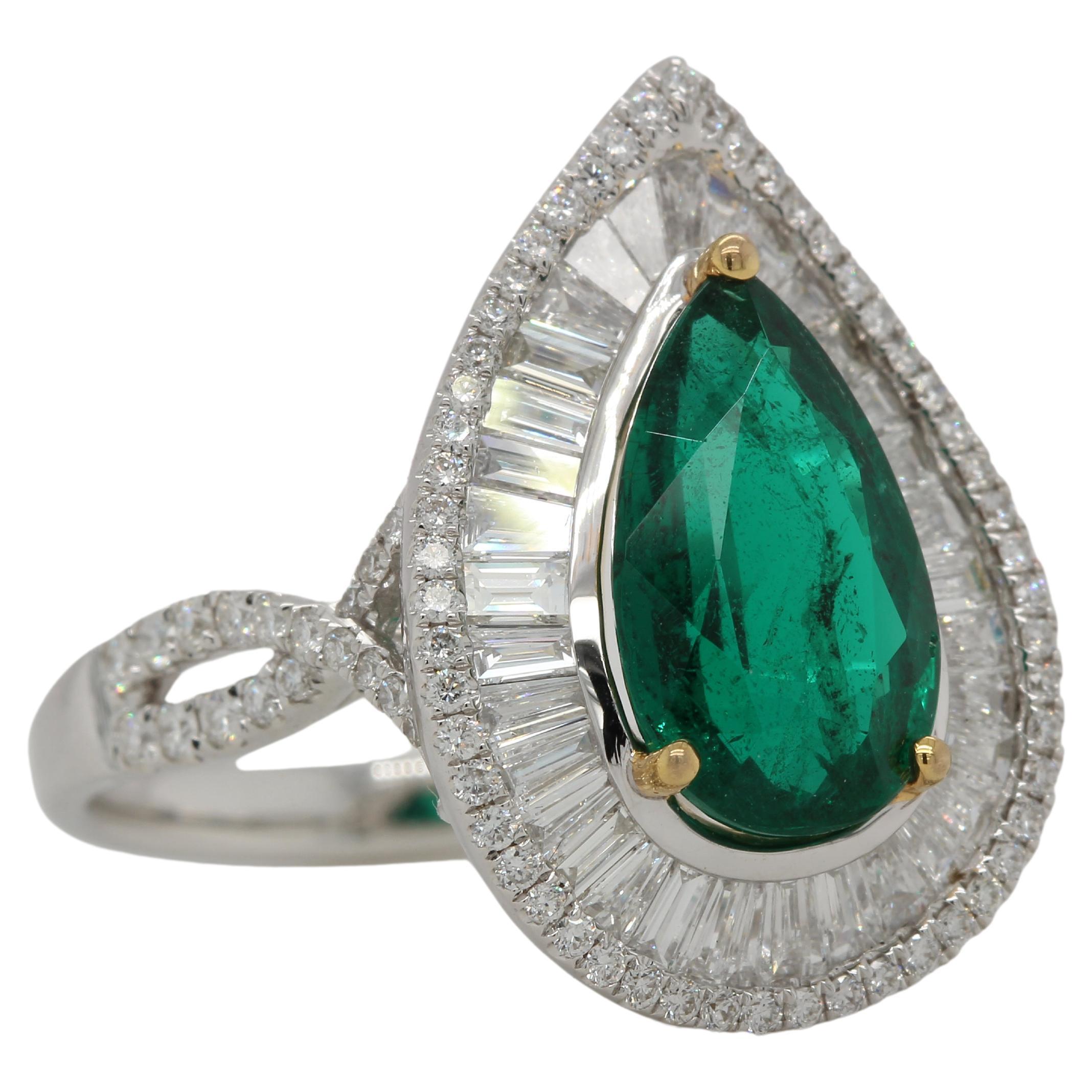 Women's or Men's 2.85 Carat Emerald and Diamond Wedding Ring in 18 Karat Gold For Sale