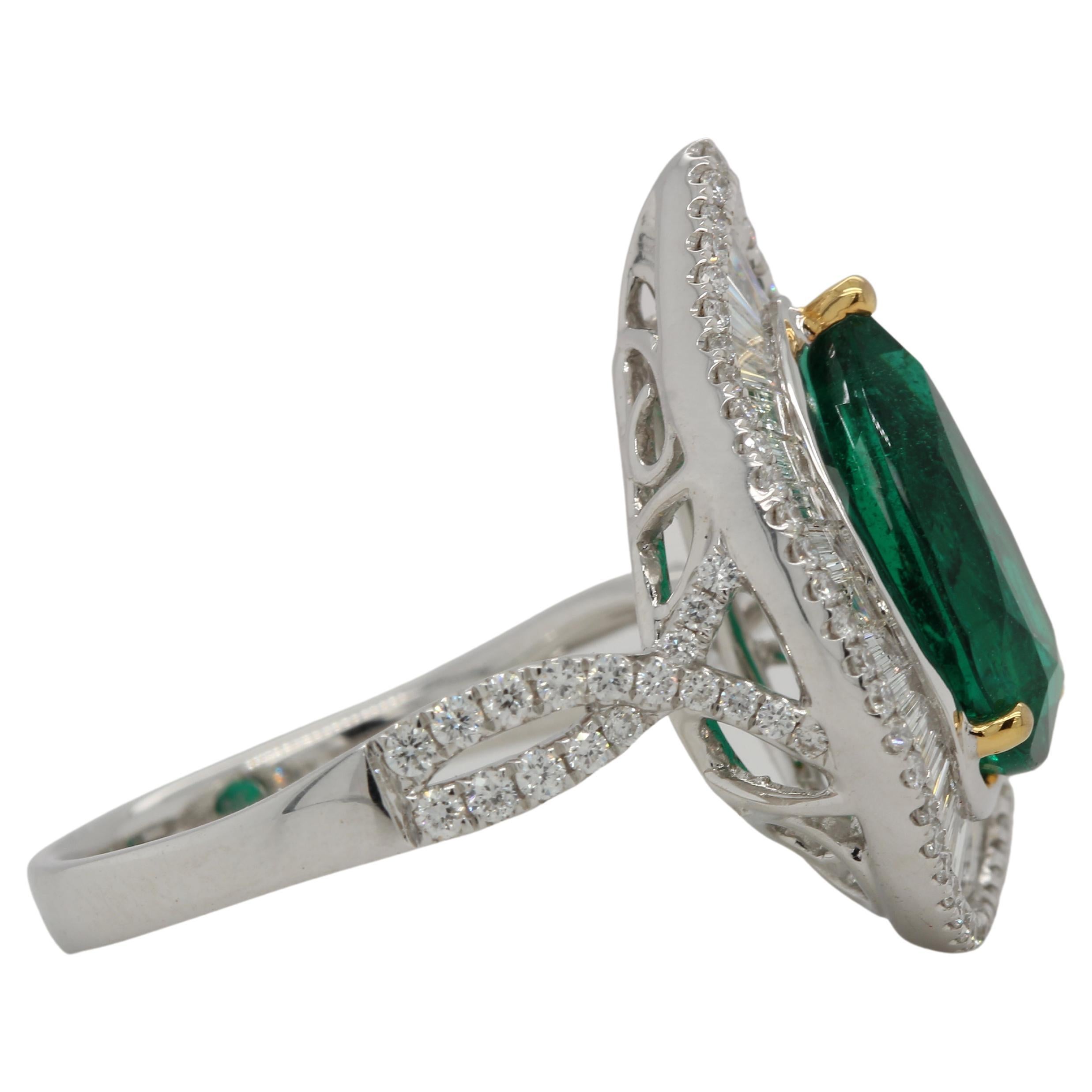2.85 Carat Emerald and Diamond Wedding Ring in 18 Karat Gold For Sale 2