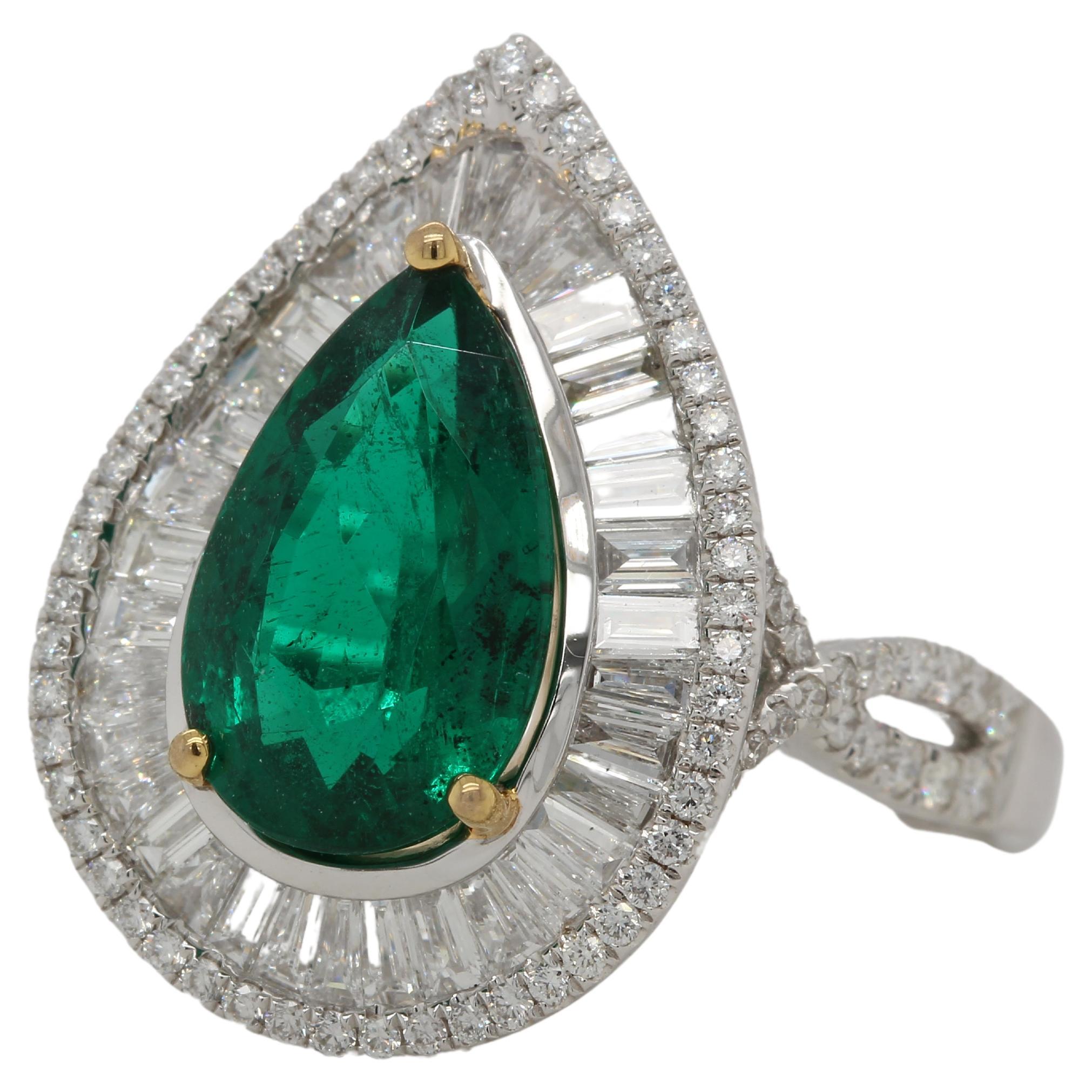 2.85 Carat Emerald and Diamond Wedding Ring in 18 Karat Gold In New Condition For Sale In Bangkok, 10