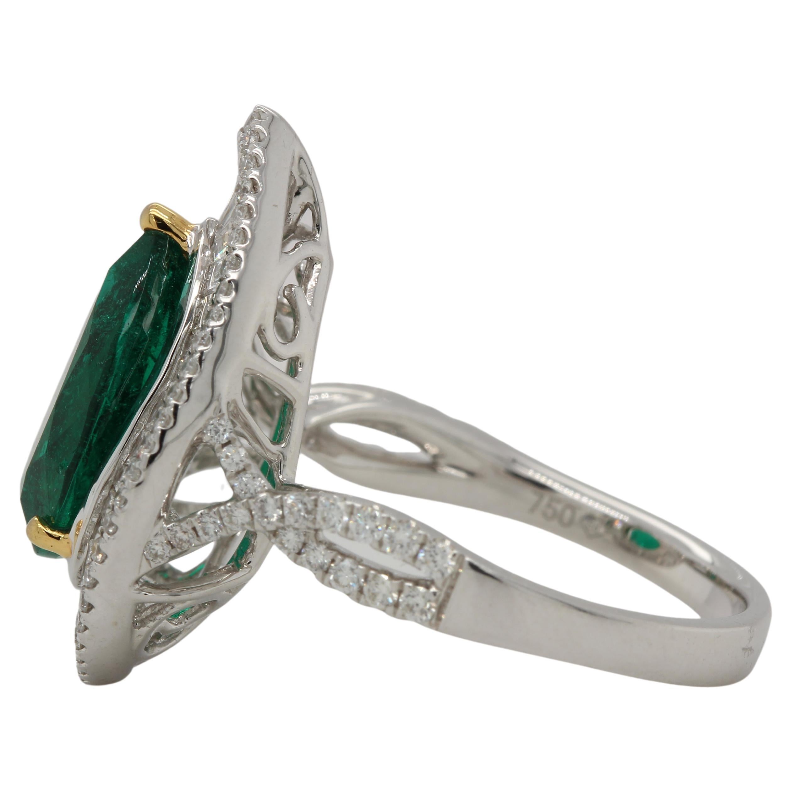 2.85 Carat Emerald and Diamond Wedding Ring in 18 Karat Gold For Sale 1