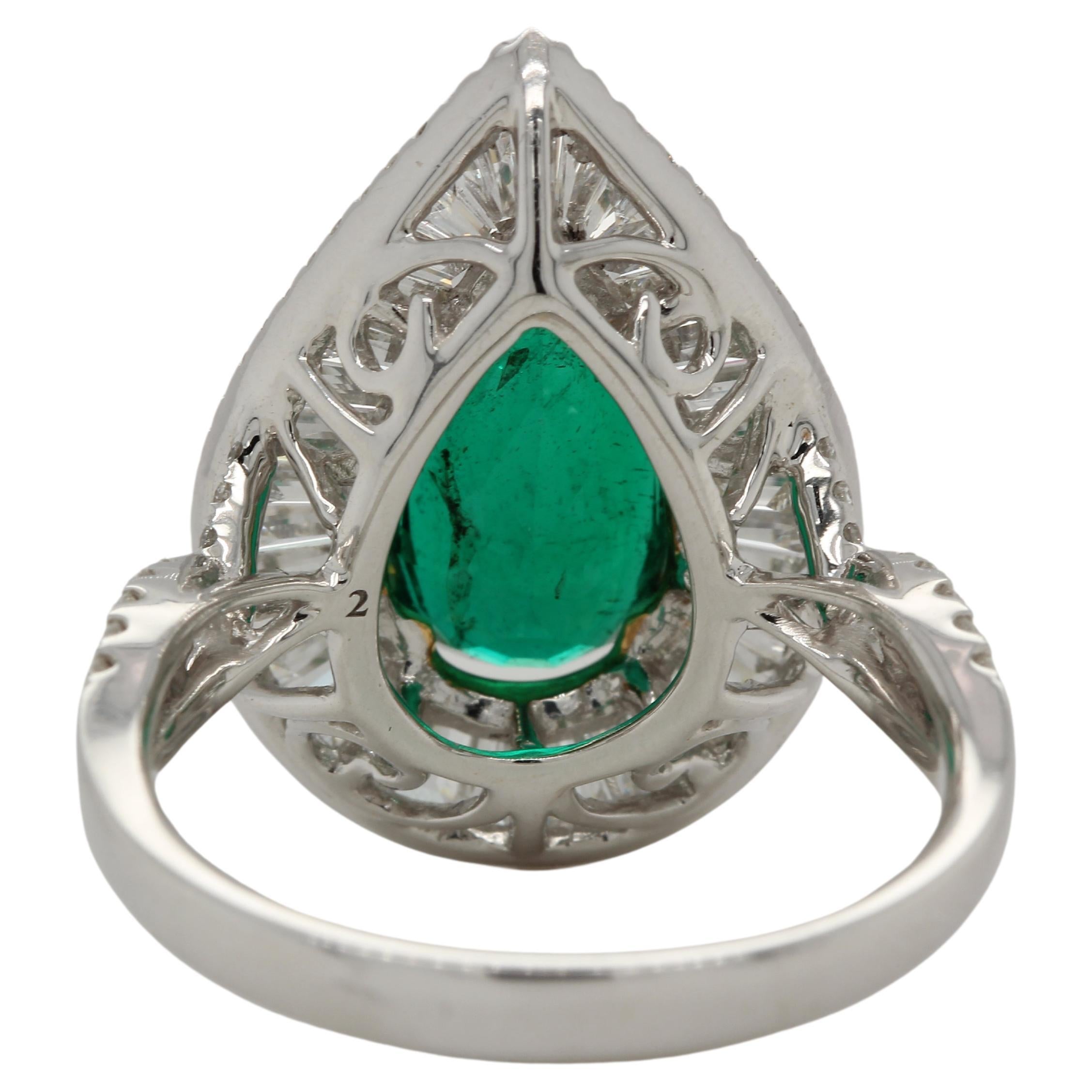 2.85 Carat Emerald and Diamond Wedding Ring in 18 Karat Gold For Sale 3
