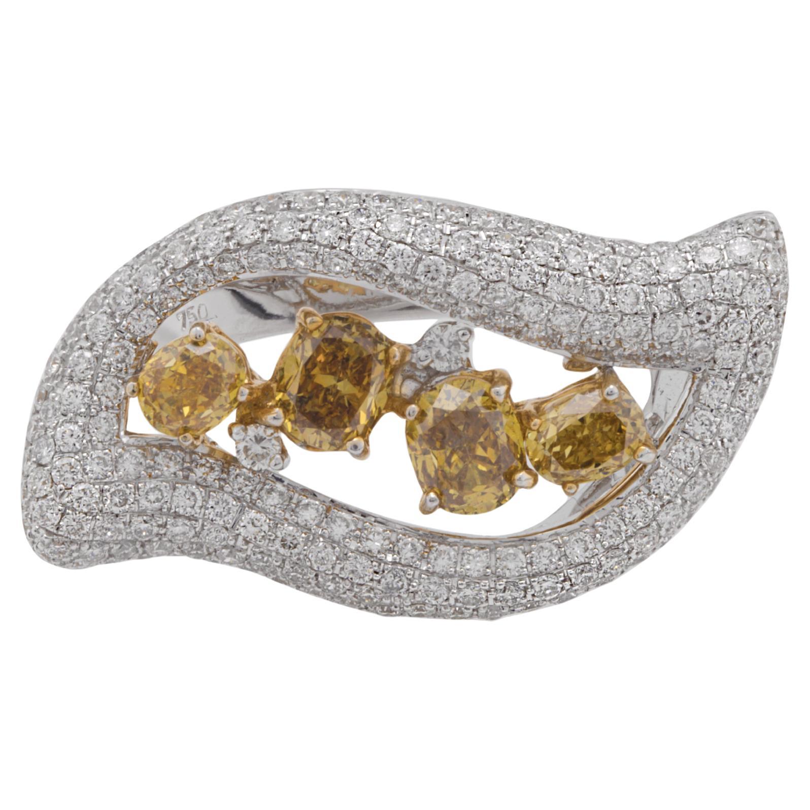Diamant jaune de 1,04 carat serti dans une monture en or 18 carats en vente