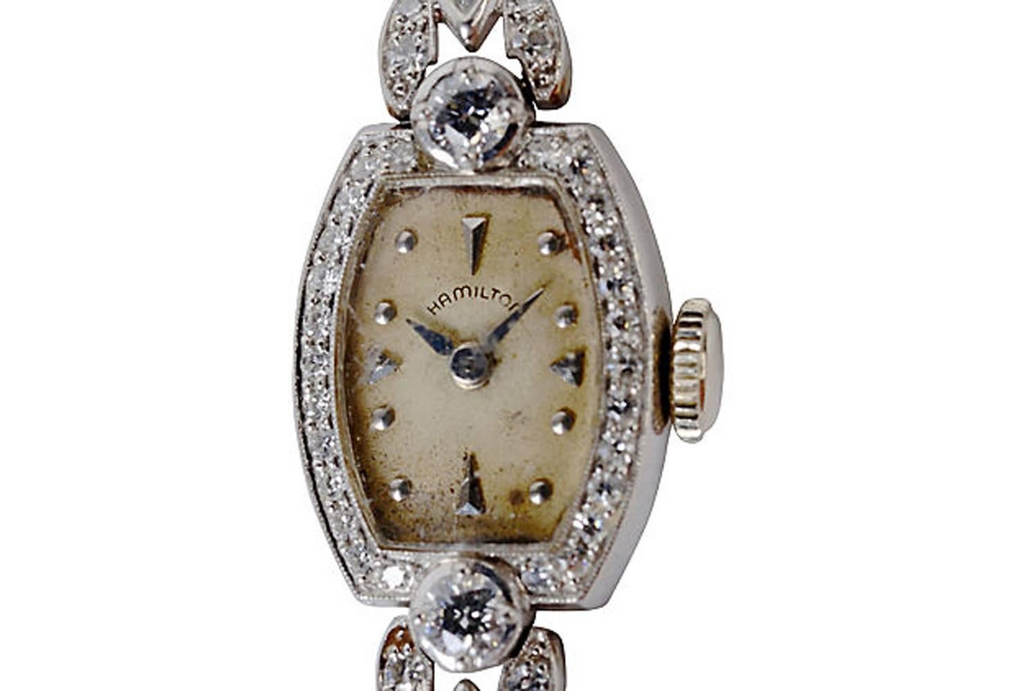 Späte Retro-Damen Hamilton Platin und Diamant-Armbanduhr, c1950 mit verschiedenen Diamanten. Gesamtgewicht der Diamanten etwa 1,02 Karat. Das originale Uhrwerk mit 17 Steinen befindet sich in einem dekorierten Gehäuse mit Motordrehung. Doppelt