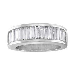 Anillo de oro con media banda de diamantes baguette de 2,00 quilates