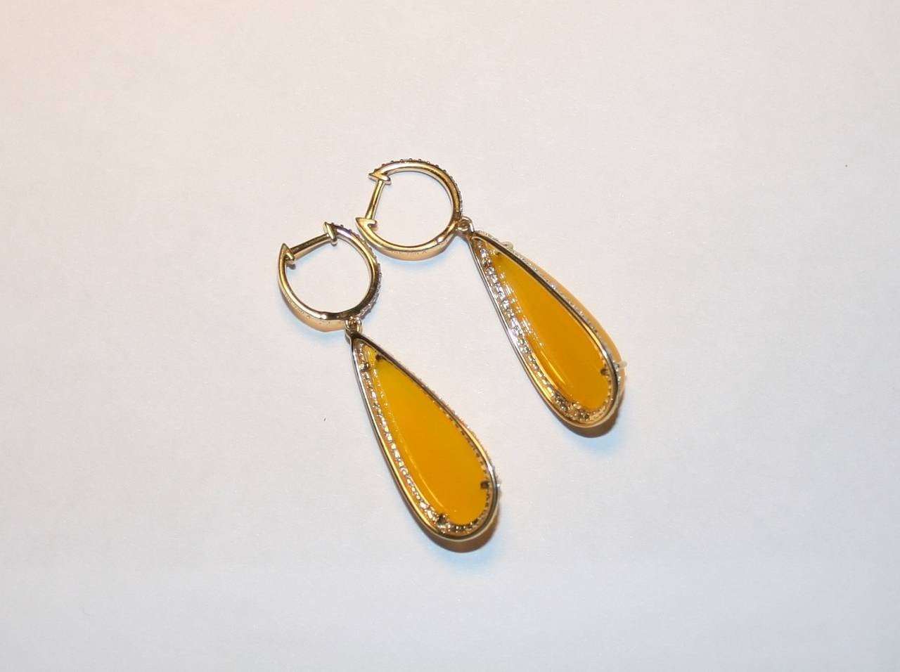 Contemporary 21.00 Carats Yellow Agate Diamond Gold Drop Earrings For Sale